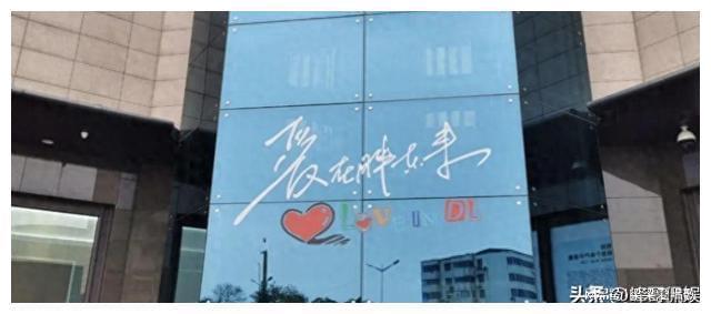 胖东来超市独特陈列方式揭秘：鱼站军姿、烧鸡排队列，吸引强迫症顾客