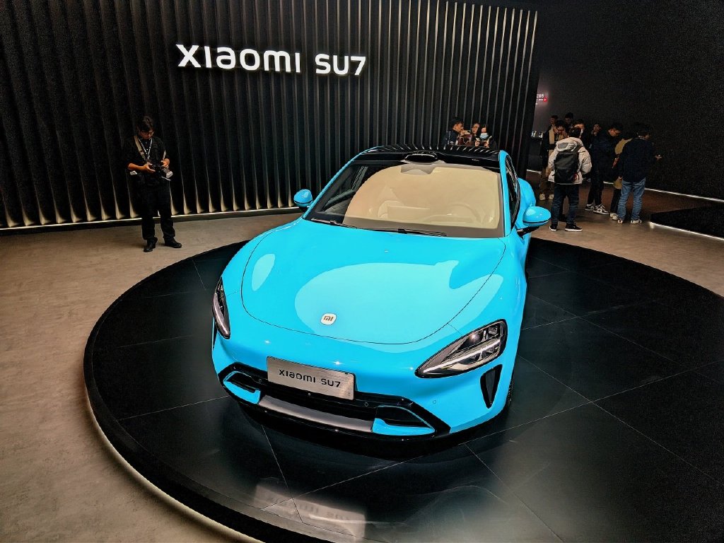 小米SU7发布会揭秘：雷军介绍纯电轿跑参数，业内评价稳妥路线无颠覆性创新
