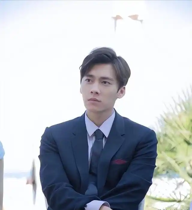 李易峰的个人生活曝光，真实一面令人心动_李易峰真人有多帅_李易峰真实照片