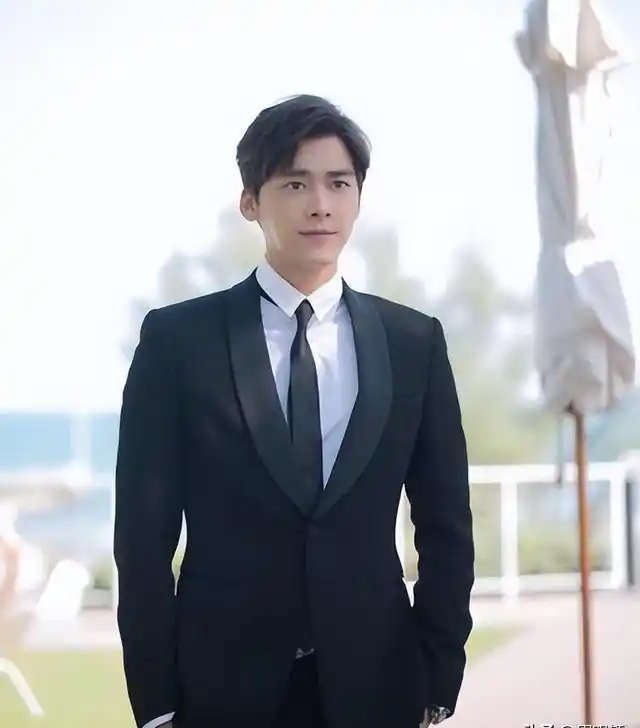 李易峰的个人生活曝光，真实一面令人心动_李易峰真实照片_李易峰真人有多帅