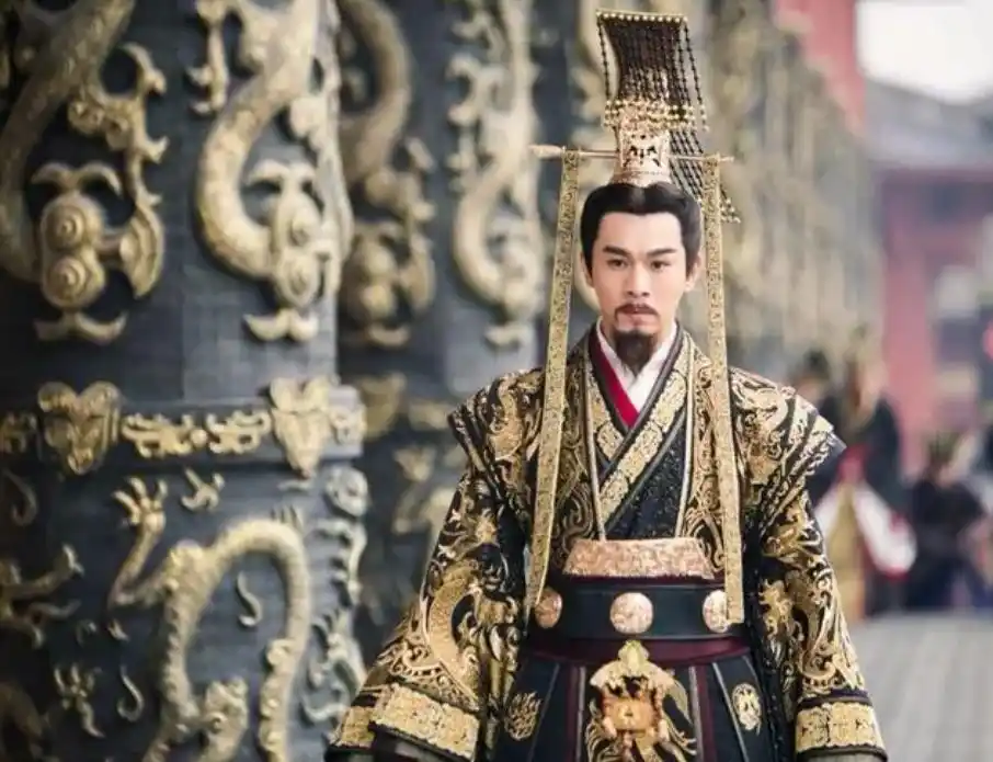 皇权的象征：古代皇帝的服饰_服饰象征什么_古代服饰意义