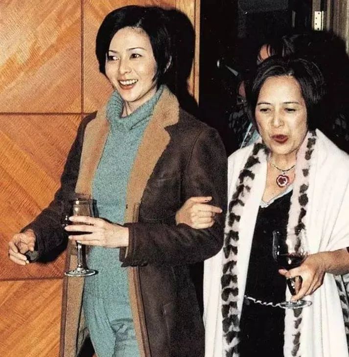 关于家庭亲情作文500字_关之琳的家庭生活与亲情故事_关之琳高尔夫球事件家庭