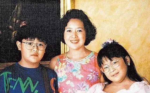关之琳高尔夫球事件家庭_关于家庭亲情作文500字_关之琳的家庭生活与亲情故事